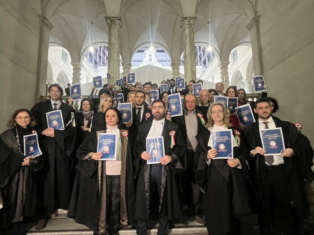 Toga e coccarda magistrati in sciopero per una Giustizia non condizionabile