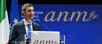 Toga e coccarda magistrati in sciopero per una Giustizia non condizionabile