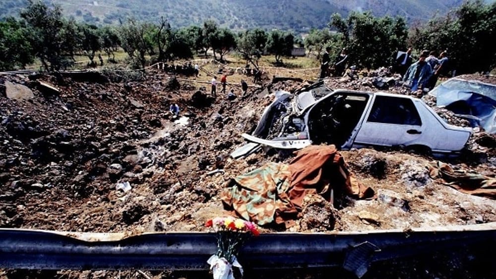 La regina Elisabetta sul luogo della strage di Capaci il 28 maggio 1992