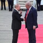 Putin diabolico Trump ridicolo: cronaca di un vertice senza pace e speranza
