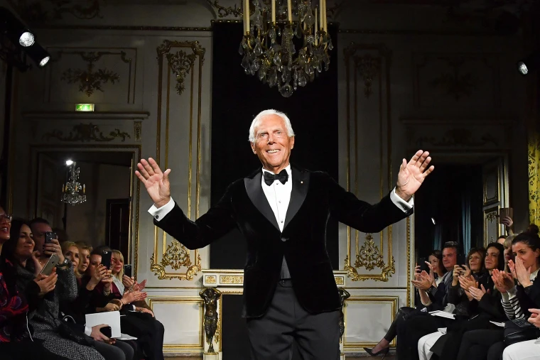 Come Giorgio Armani ha costruito il mondo del lusso un abito alla volta