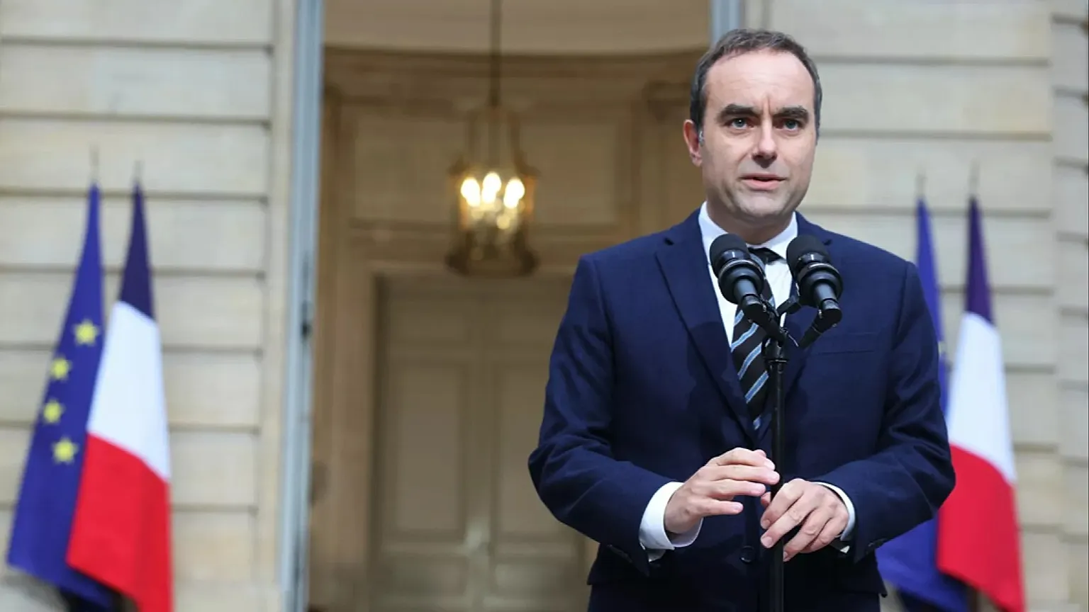 Francia sull’orlo del buco nero istituzionale ed economico