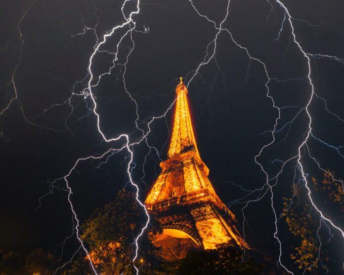 Francia sull’orlo del buco nero istituzionale ed economico