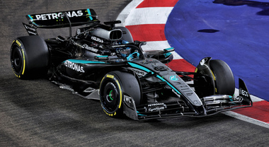 Gp Singapore: trionfa Russel davanti a Verstappen e Norris Ferrari nelle retrovie