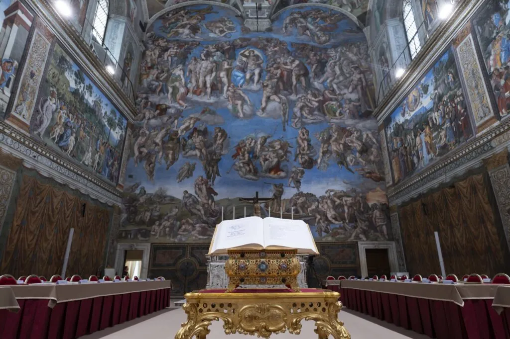 Re Carlo prega nella Sistina col Papa e avvia la ricomposizione dello scisma di Enrico VIII