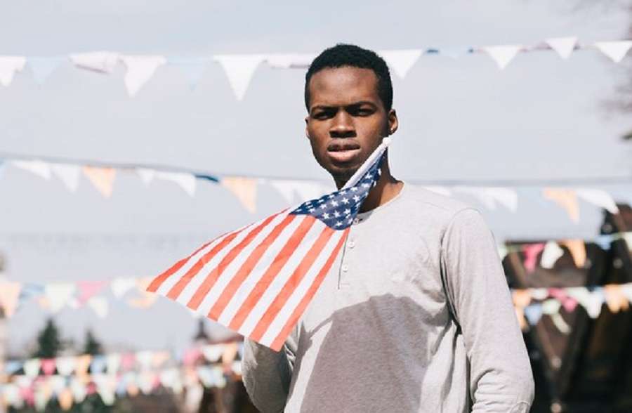 La testimonianza di un rifugiato sull'America che realizza i suoi ideali