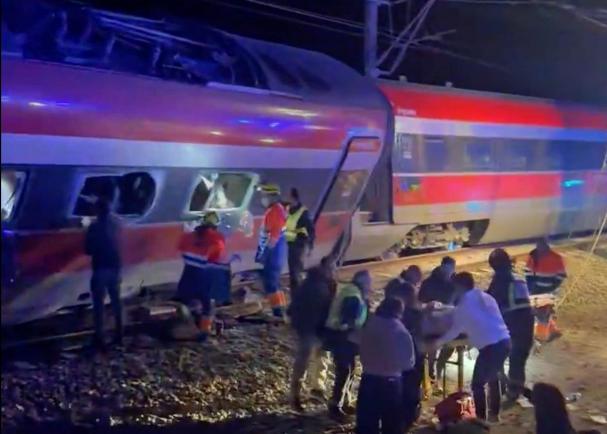 Inferno sui binari in Spagna: collisione fra due treni con decine di vittime