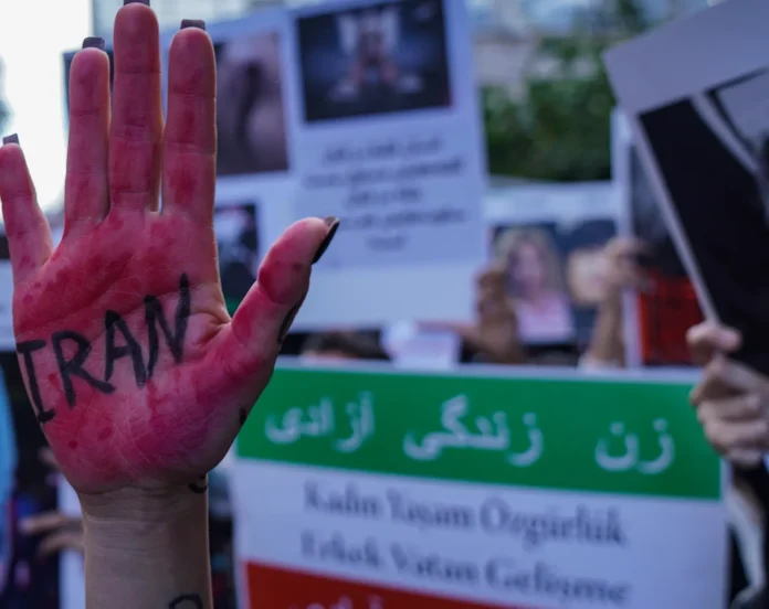 L'ingorgo di sfide che costringe Trump ad abbandonare al massacro gli iraniani