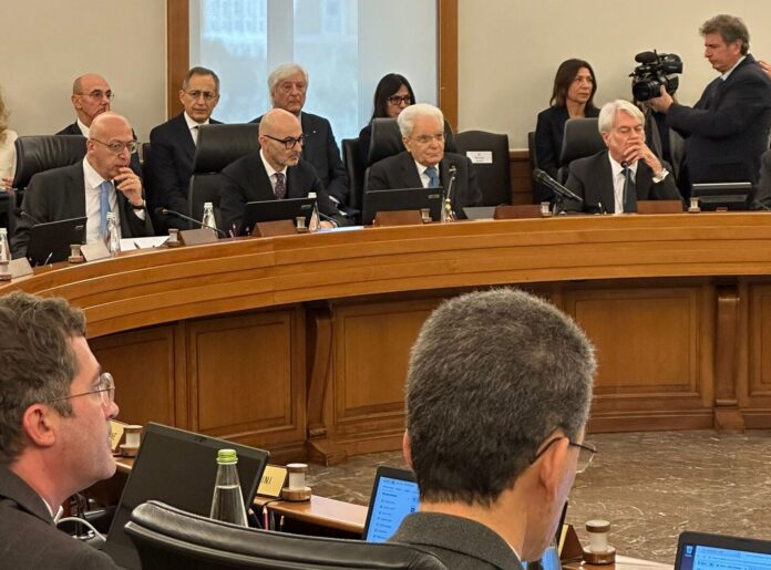 Mattarella presiede il plenum del Csm e tira le orecchie alla politica
