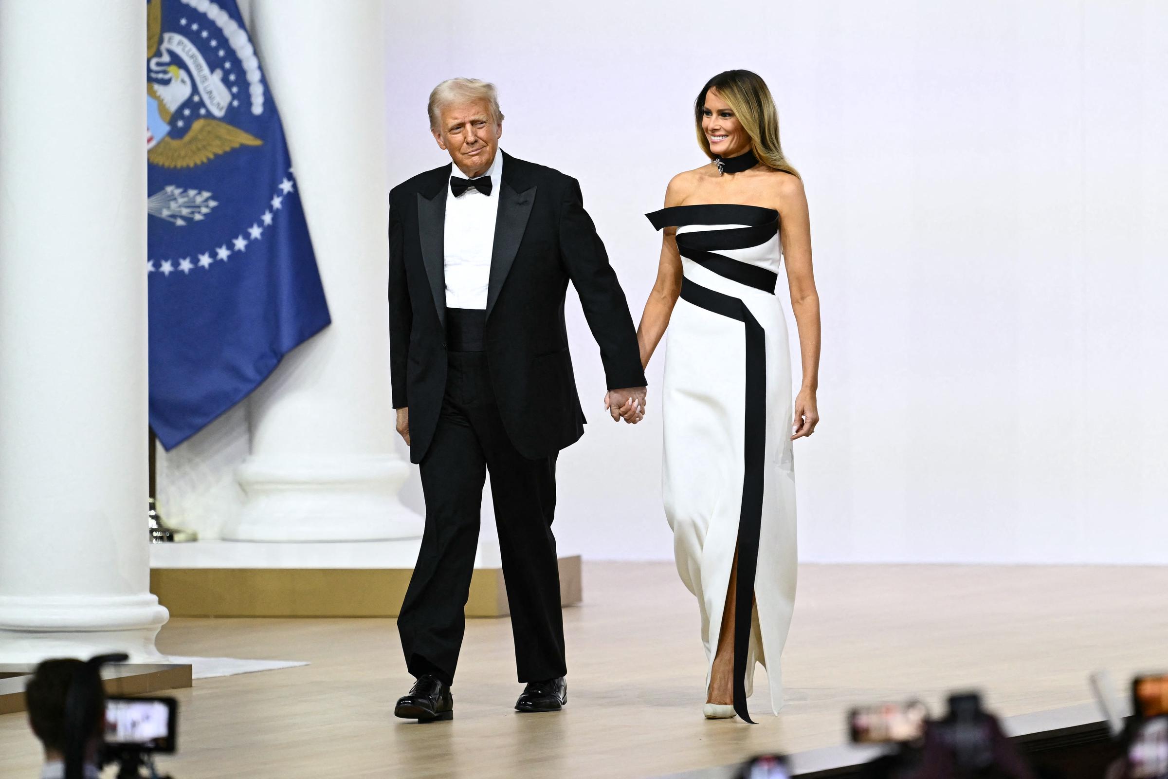 Trump fa gli scongiuri dopo la definizione di Melania come vedova in attesa