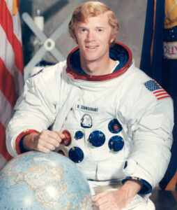 Il mondo la guerra la luna