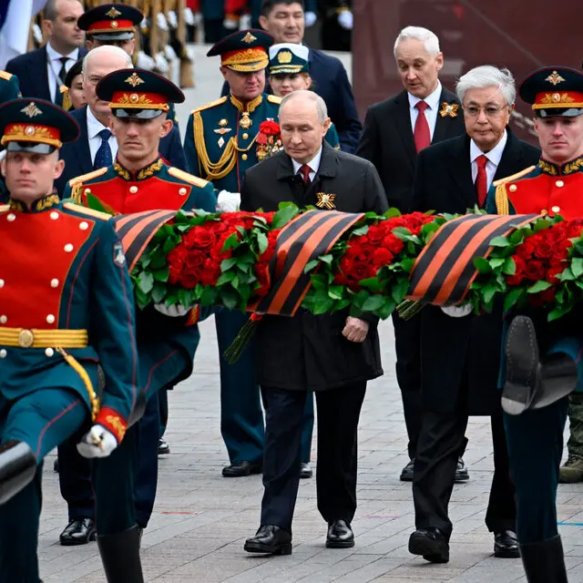 Putin alla parata di Mosca mesta come un funerale