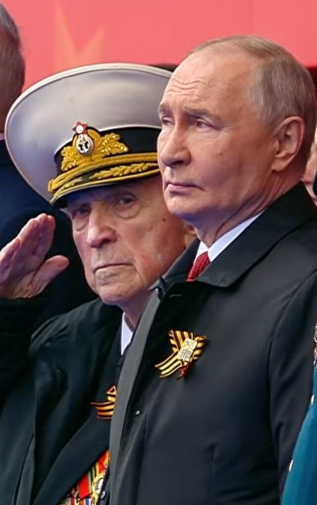 Putin alla parata di Mosca mesta come un funerale
