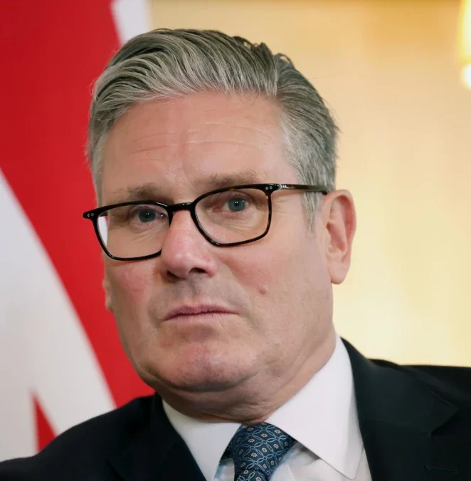 Starmer il Re e la lezione inglese visti da Roma