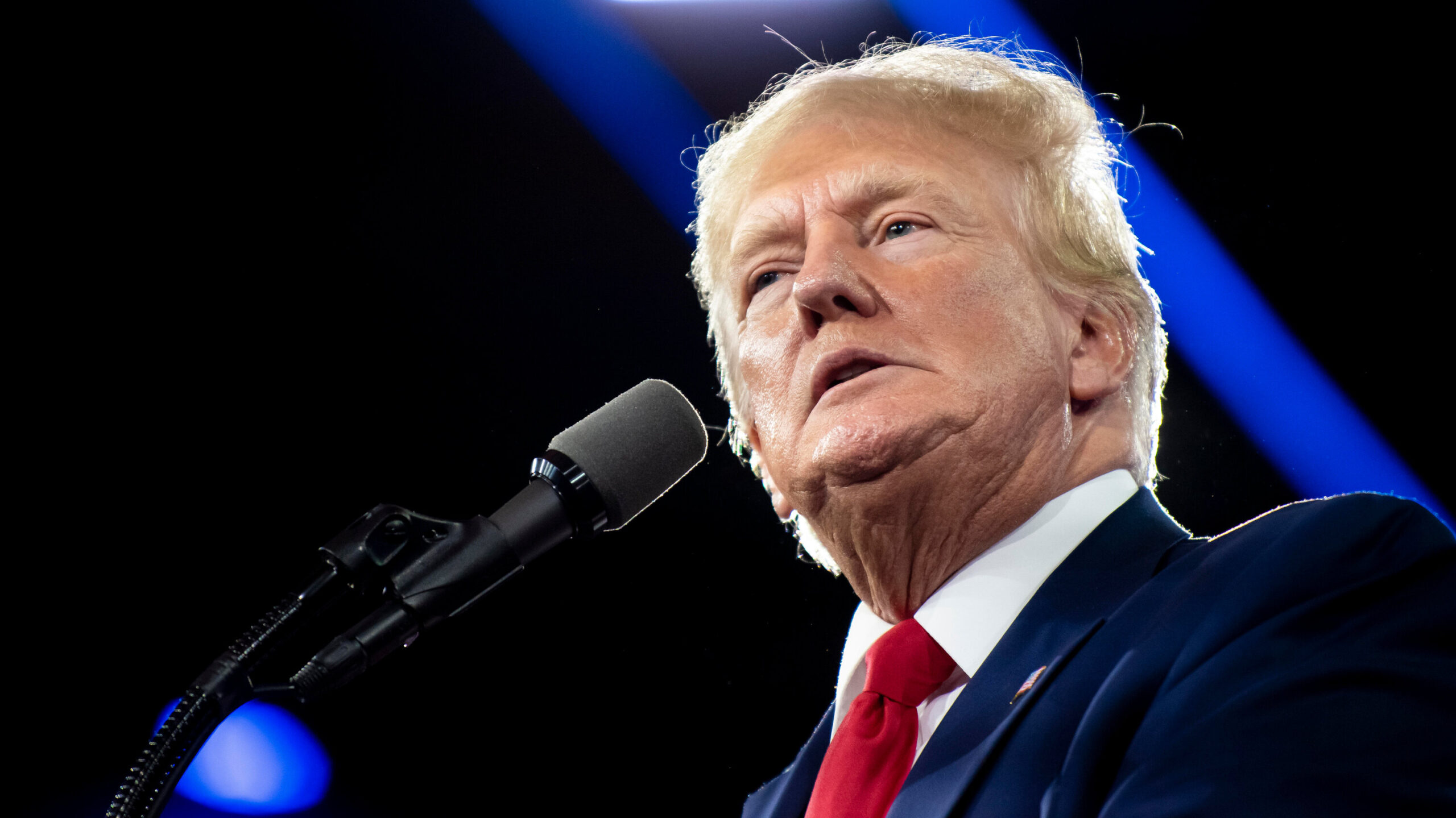 Il nefasto compleanno di Trump: 80 anni di guai