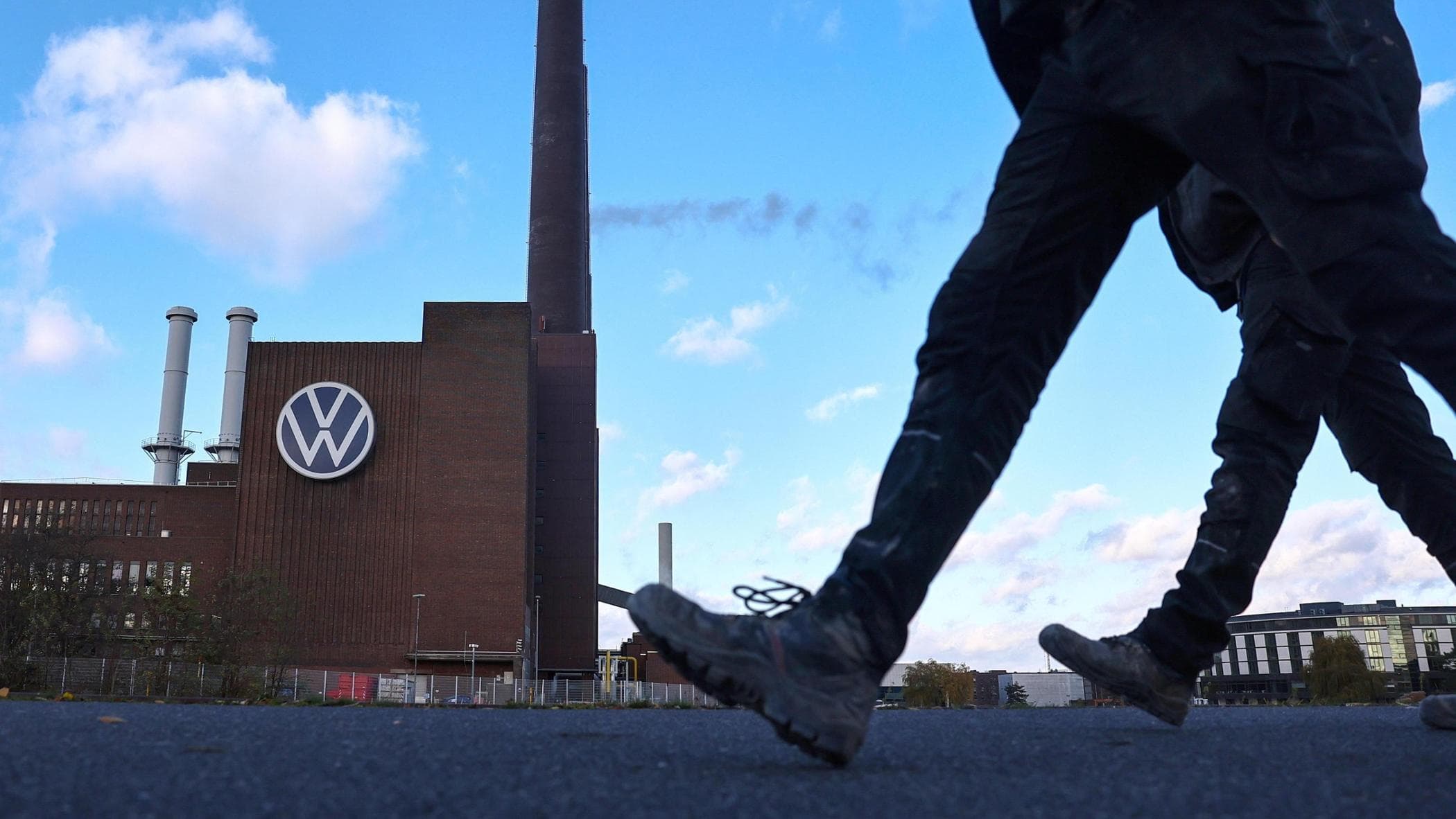 Volkswagen pronta a licenziare cento mila dipendenti e chiudere 4 fabbriche