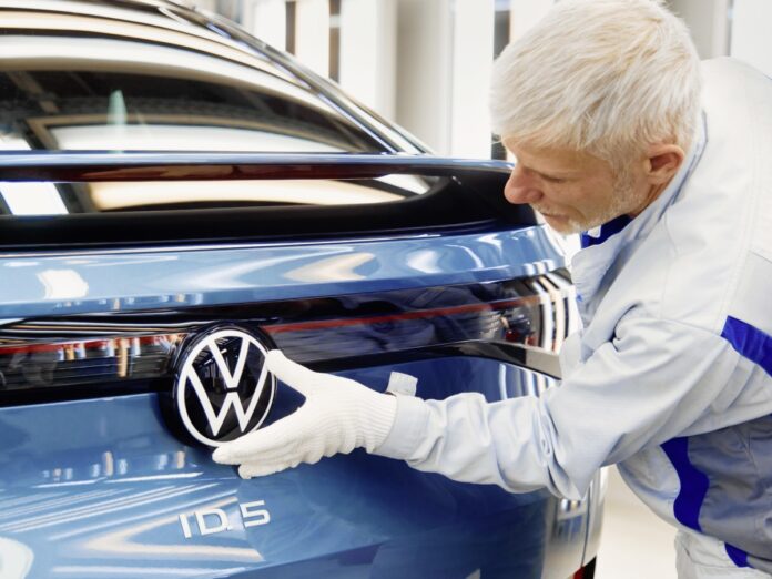 Volkswagen pronta a licenziare cento mila dipendenti e chiudere 4 fabbriche