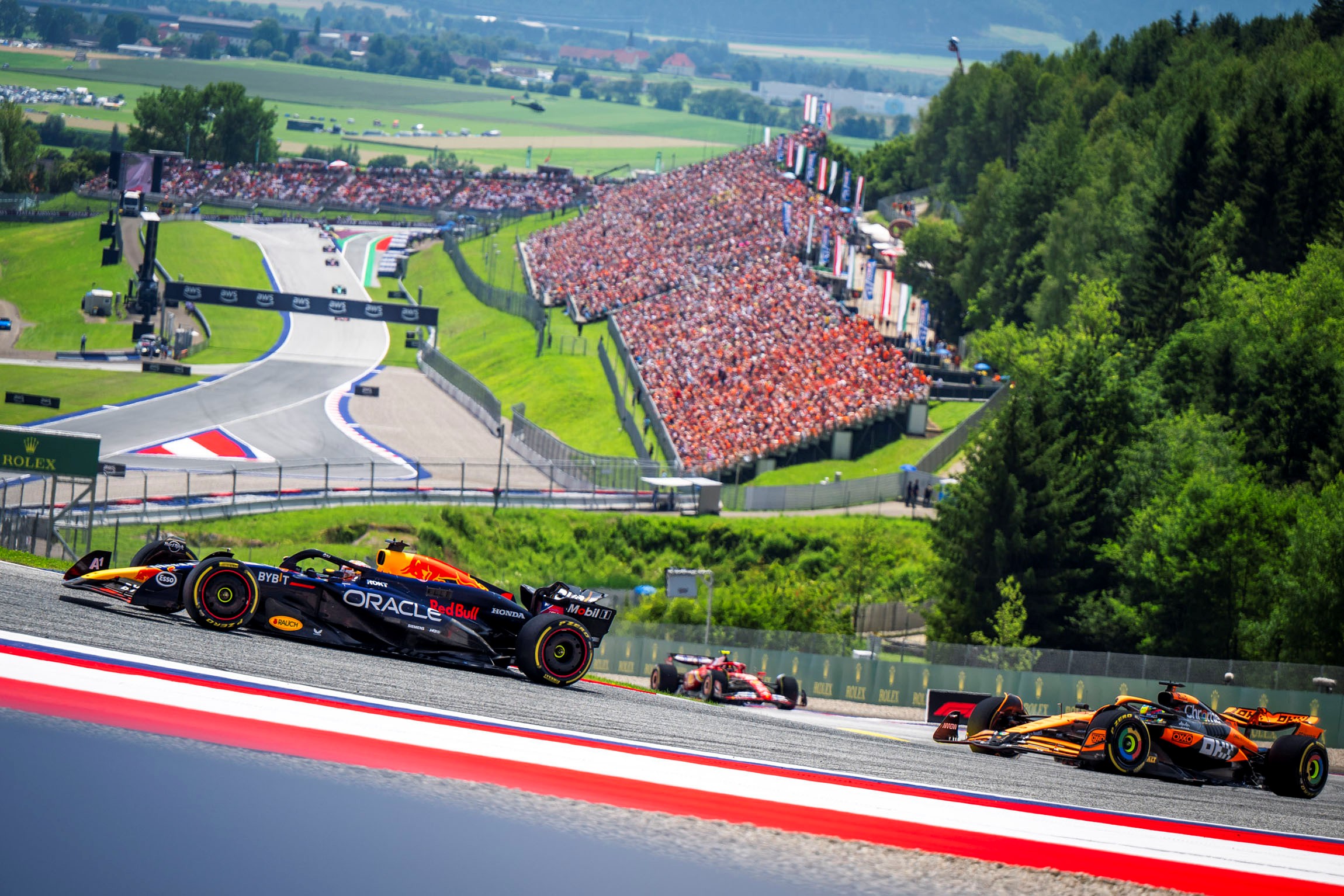 La Mercedes di Russel seguito dalle due Ferrari in pole nel Gp d'Austria 