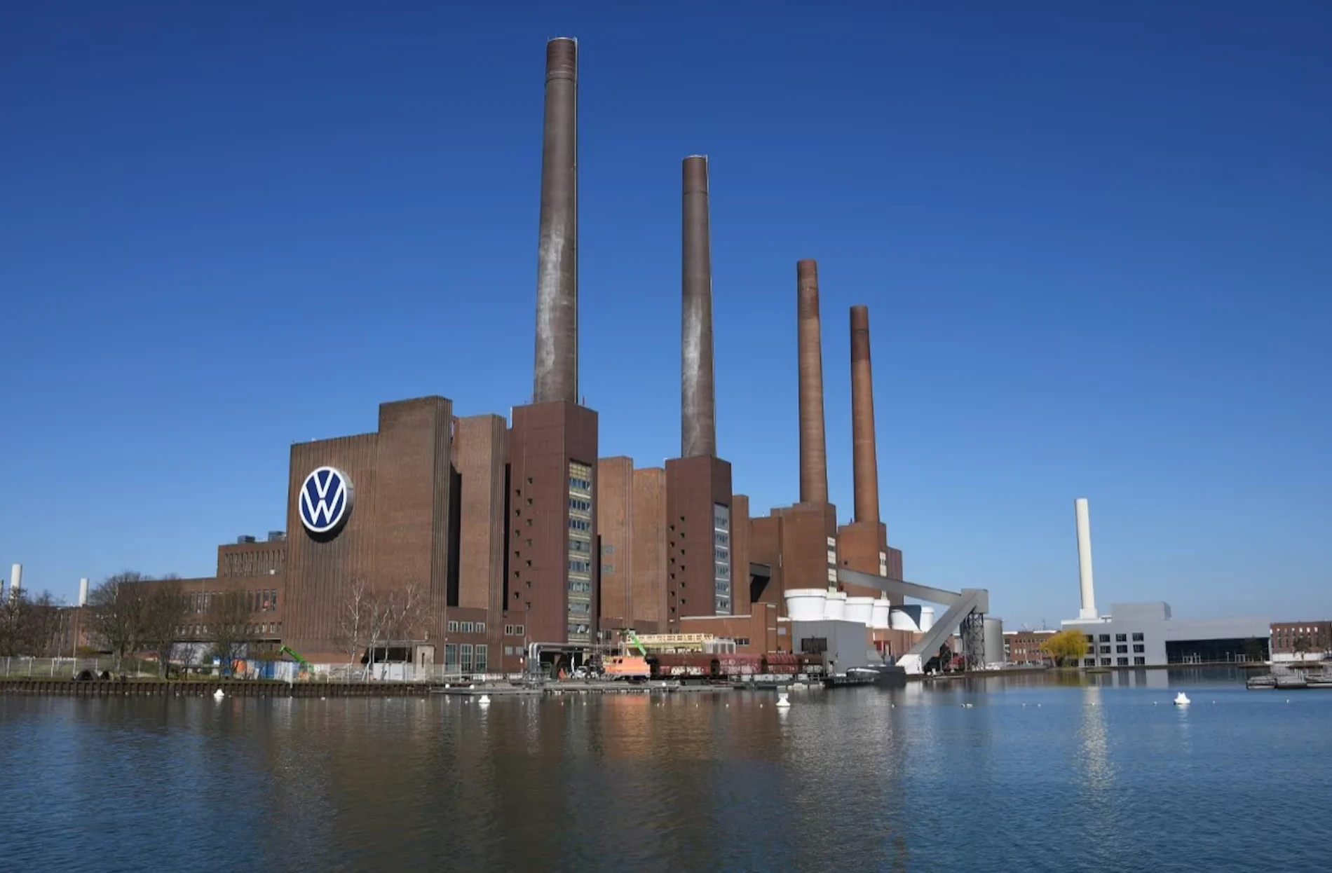 Volkswagen pronta a licenziare cento mila dipendenti e chiudere 4 fabbriche
