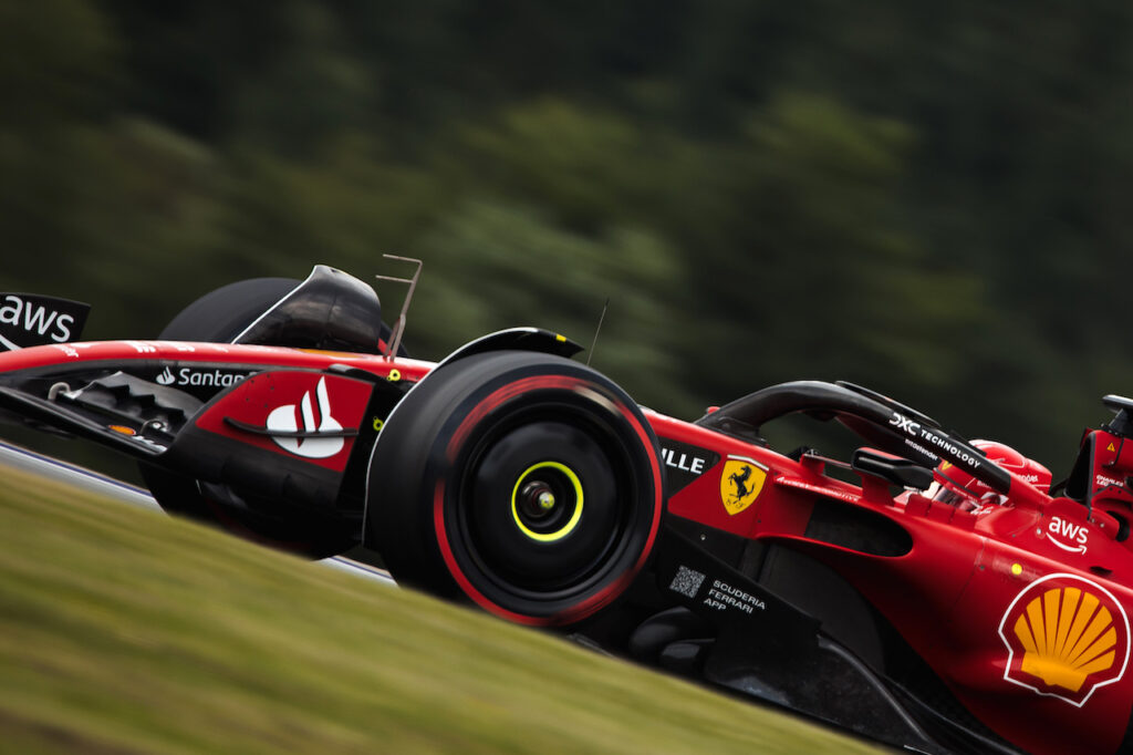 La Mercedes di Russel seguito dalle due Ferrari in pole nel Gp d'Austria 
