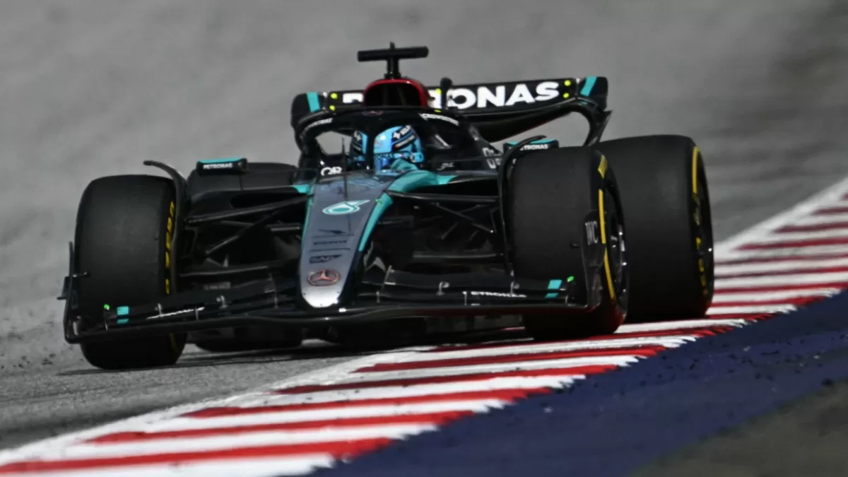 La Mercedes di Russel seguito dalle due Ferrari in pole nel Gp d'Austria 