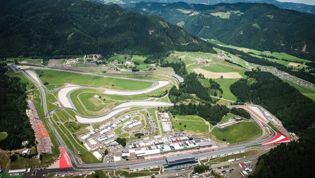 La Mercedes di Russel seguito dalle due Ferrari in pole nel Gp d'Austria 
