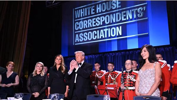 E' calato il gelo alla cena bis dei corrispondenti della Casa Bianca quando Trump ha ironizzato sul suo terzo mandato presidenziale