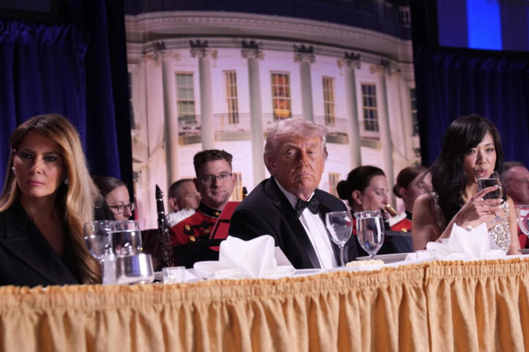 E' calato il gelo alla cena bis dei corrispondenti della Casa Bianca quando Trump ha ironizzato sul suo terzo mandato presidenziale