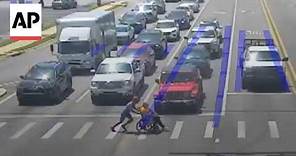 Usa: vestito da super eroe salva un invalido dalle auto