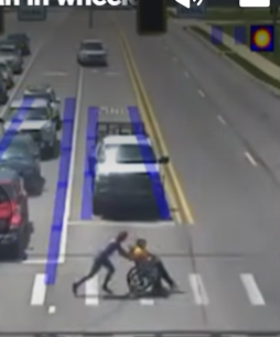 Usa: vestito da super eroe salva un invalido dalle auto