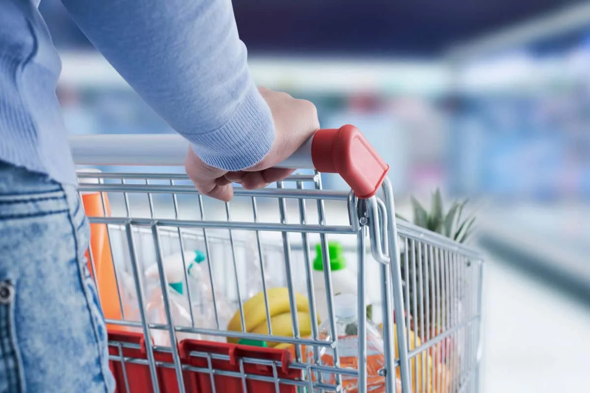 Consumatori sempre più pessimisti selezionano la spesa