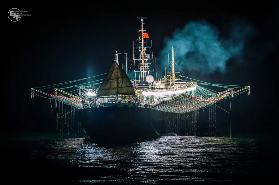 Migliaia di finti pescherecci: la potente flotta fantasma della Cina