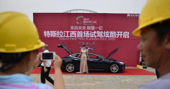 Musk vede Pechino come un futuro nemico abbandona la Cina