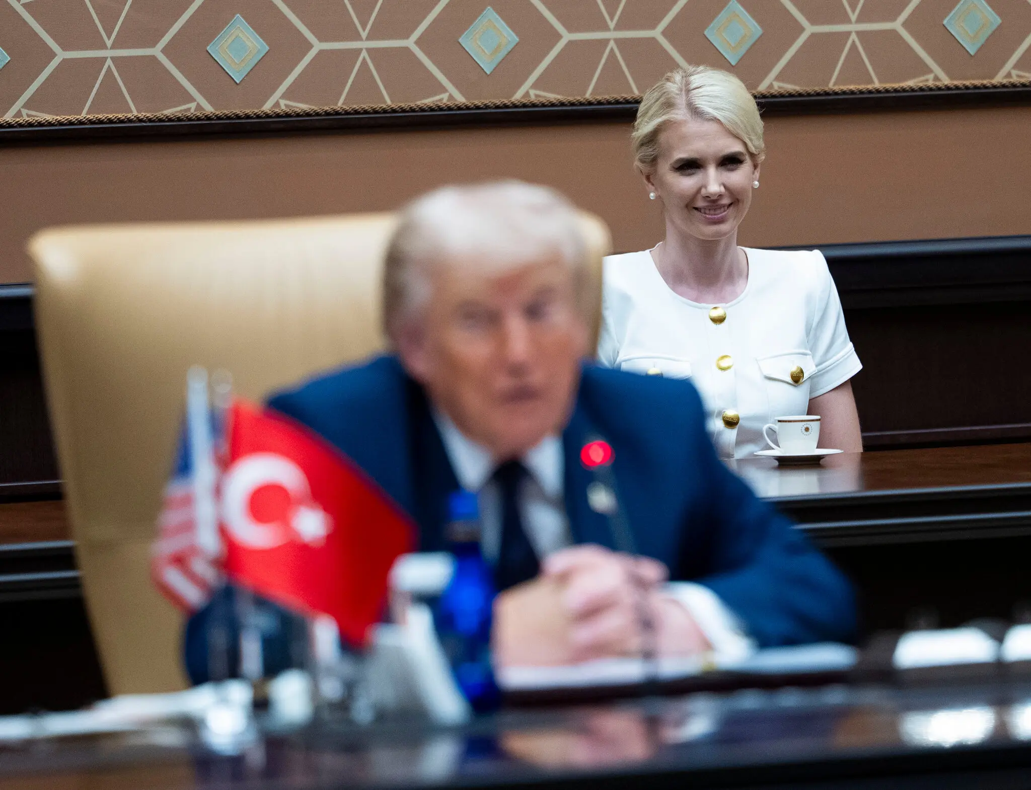 Natalie Harp l'assistente di Trump scrive ai leader mondiali al posto del Presidente