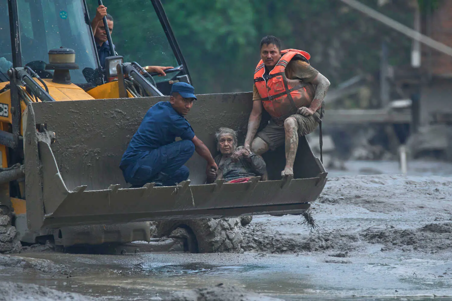 Ecatombe in Nepal e Tibet oltre 200 vittime e mille dispersi