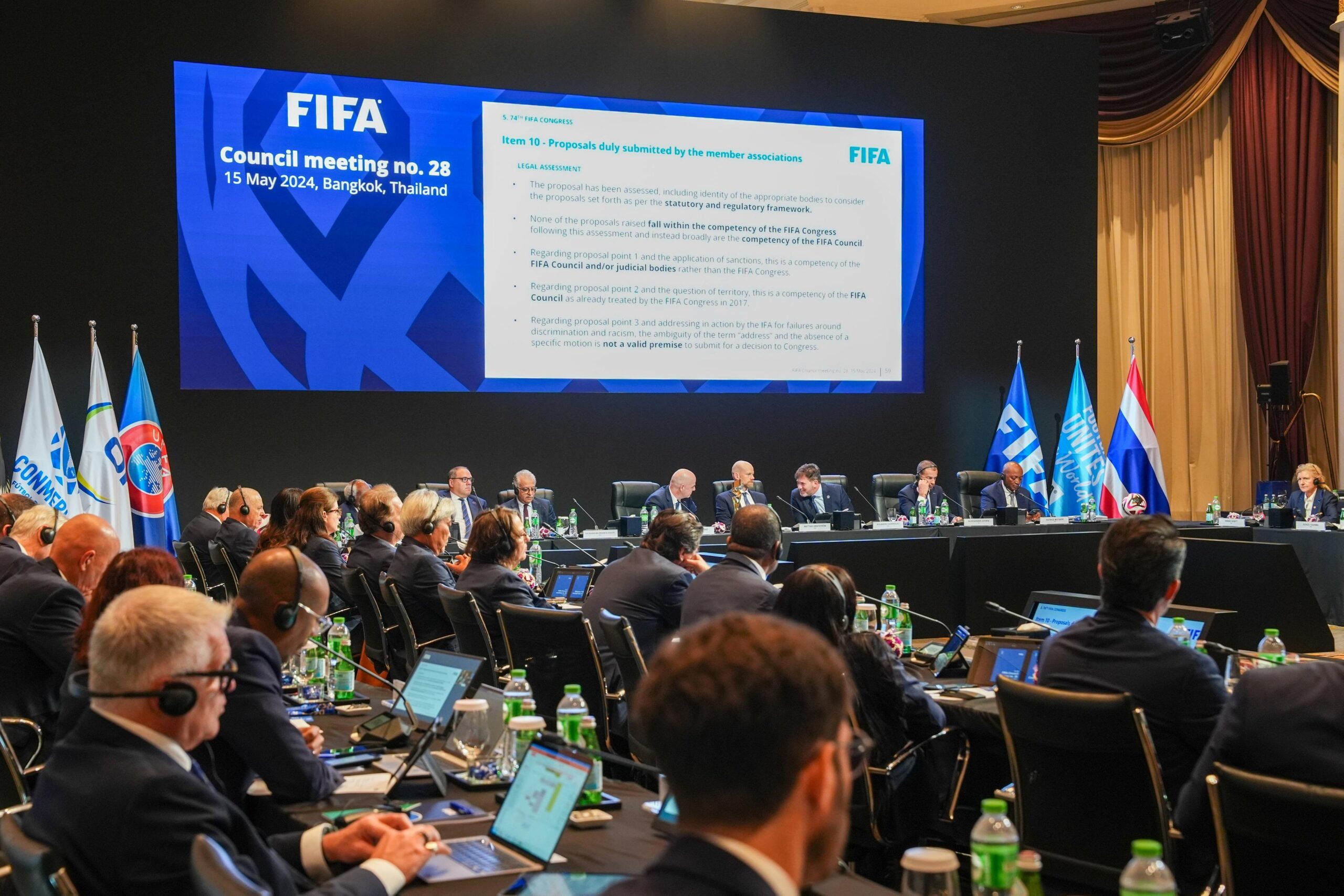 Infantino fa marcia indietro come Trump e dice addio al calcio speculativo