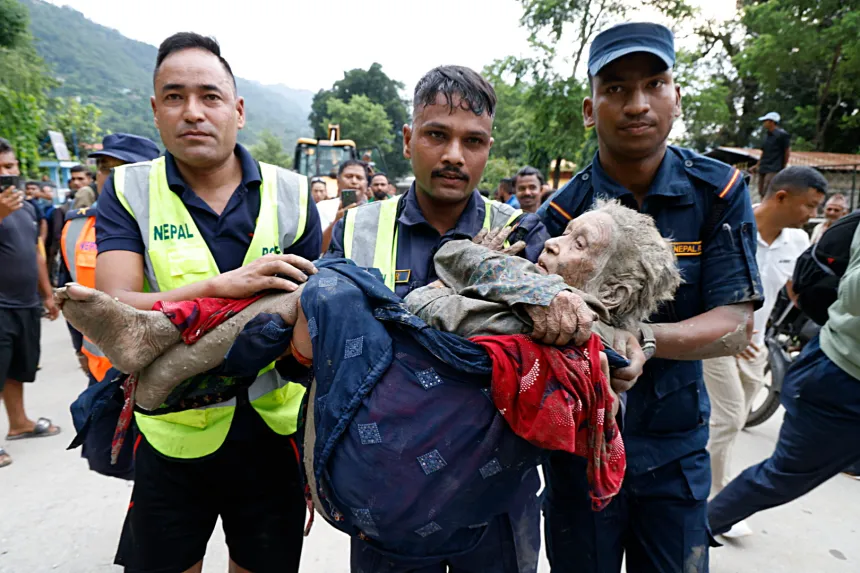 Ecatombe in Nepal e Tibet oltre 200 vittime e mille dispersi