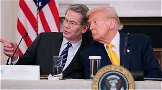 Trump si arricchisce mentre l'economia americana é sull'orlo del baratro