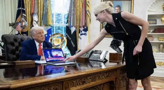 Natalie Harp l'assistente di Trump scrive ai leader mondiali al posto del Presidente