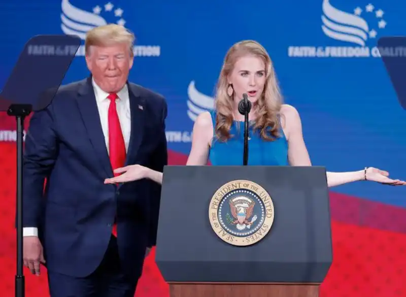 Natalie Harp l'assistente di Trump scrive ai leader mondiali al posto del Presidente