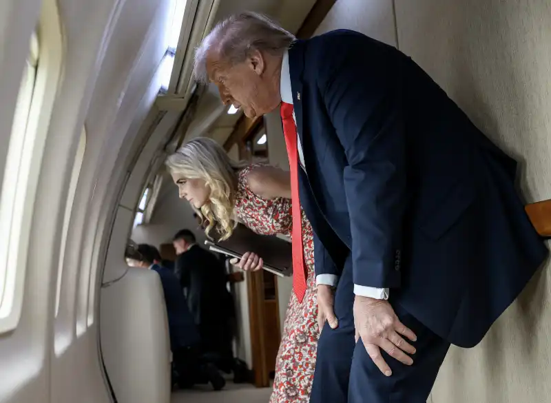 Natalie Harp l'assistente di Trump scrive ai leader mondiali al posto del Presidente