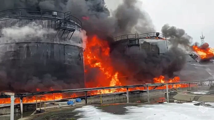 Dalla Russia al Medio Oriente raffinerie sotto attacco e prezzi dei carburanti alle stelle