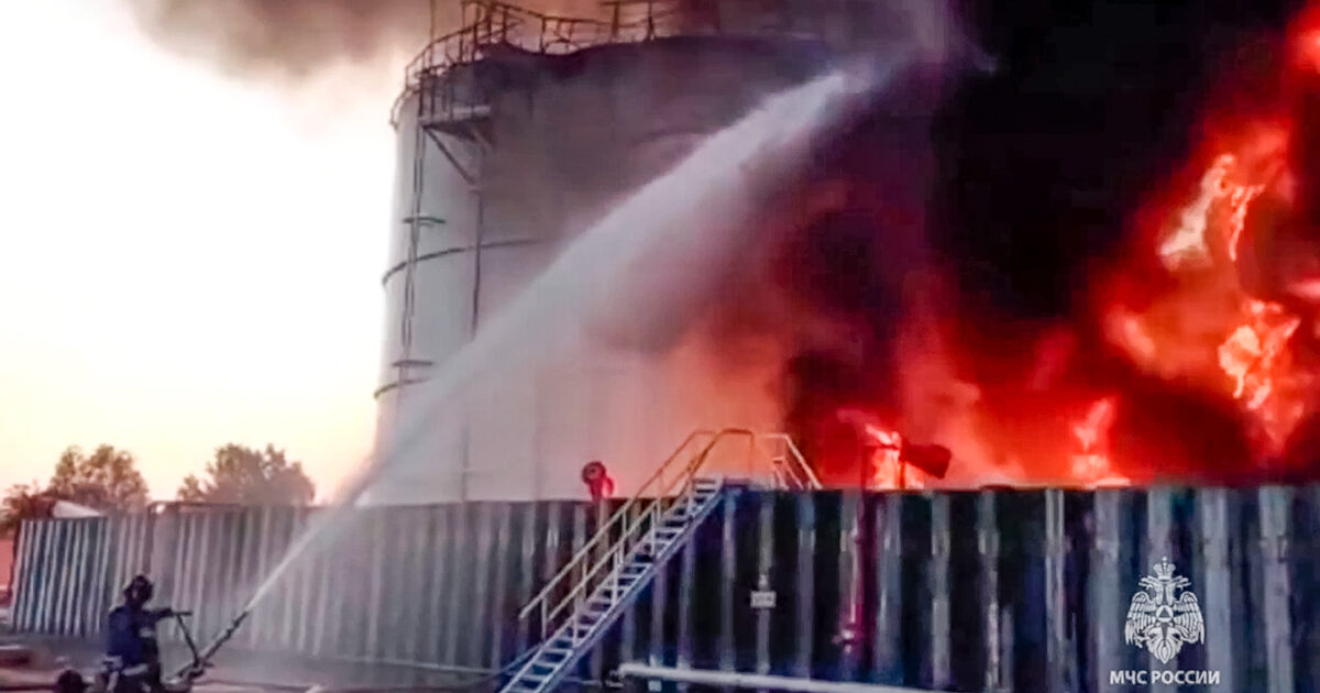 Dalla Russia al Medio Oriente raffinerie sotto attacco e prezzi dei carburanti alle stelle