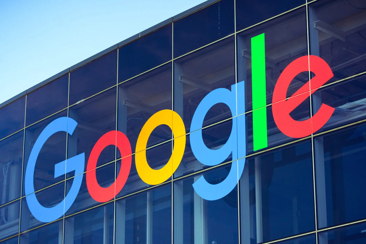 Ormai é emergenza IA: Google ammette che la sua intelligenza artificiale ha violato tre aziende