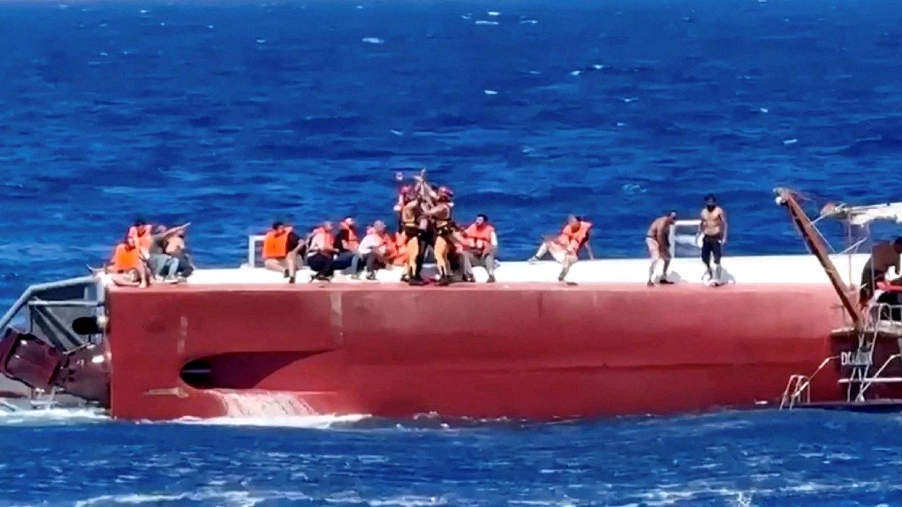 In Indonesia si teme una strage di oltre 100 vittime per il naufragio di un traghetto