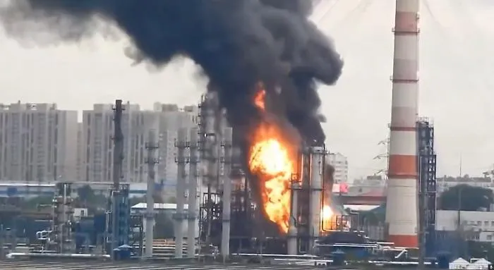 Guerre raffinerie di petrolio e prezzi alle stelle dei carburanti