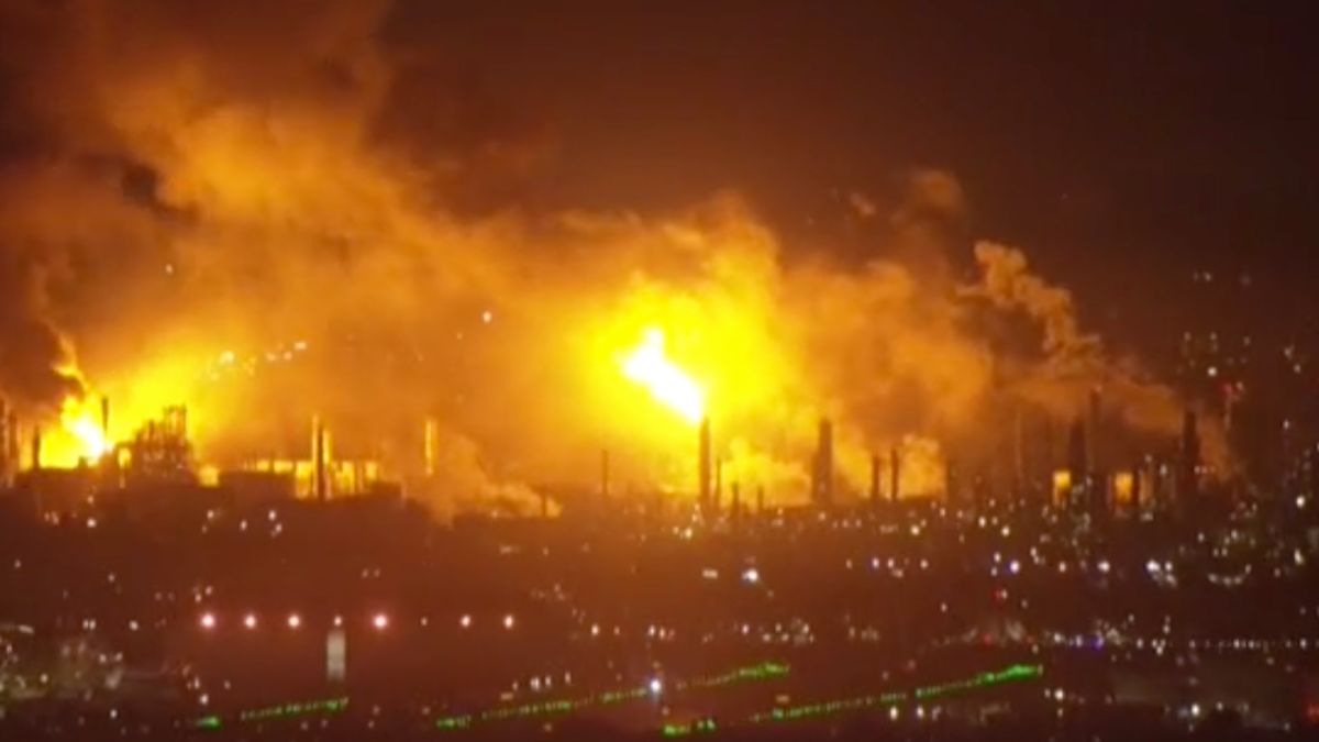 Dalla Russia al Medio Oriente raffinerie sotto attacco e prezzi dei carburanti alle stelle