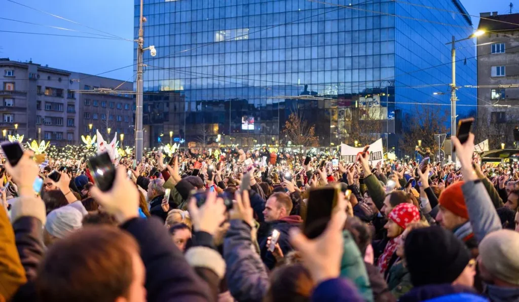 Serbia: gli studenti stravincono le elezioni e liberano il paese dal regime nazionalista 