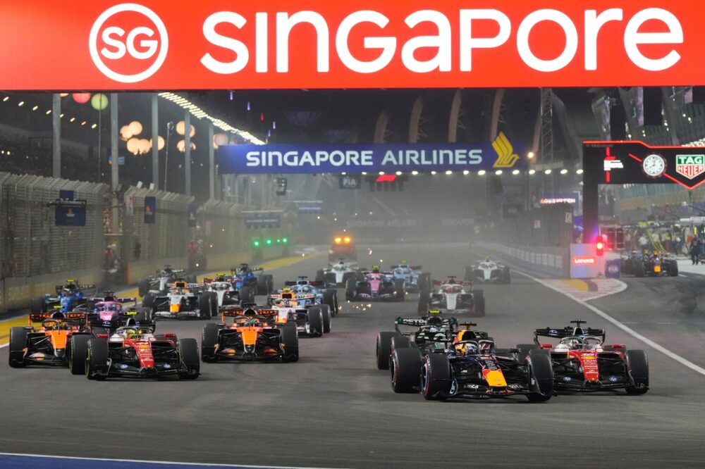 Show di Verstappen a Singapore che al traguardo precede Leclerc e Antonelli