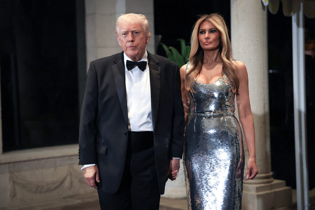 La penultima di Trump: a precipizio nei sondaggi si inventa il sorpasso di Melania sul Papa